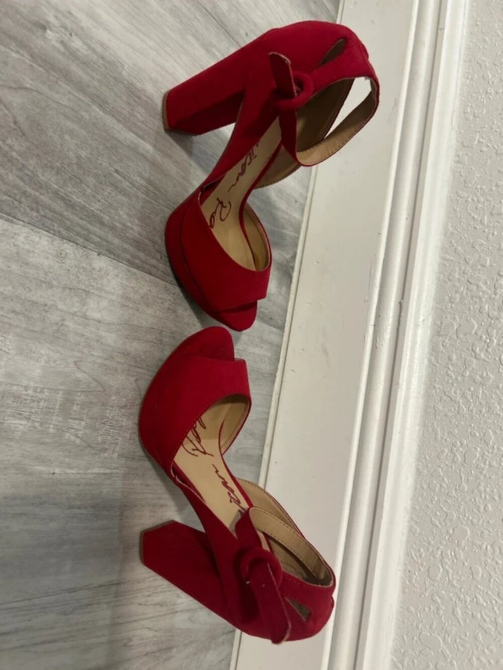 Red heels - Picture 2 of 5